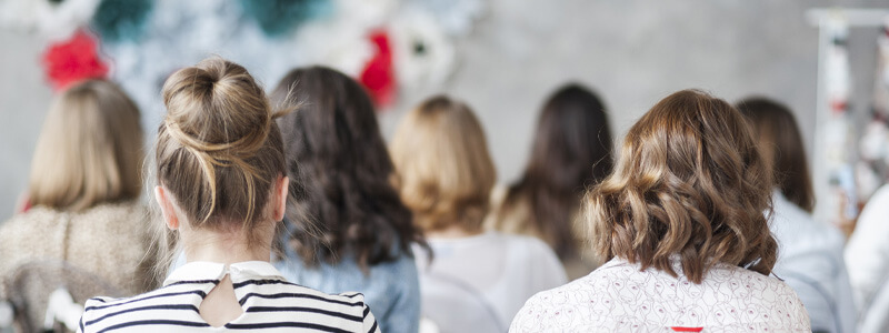 Achteraanzicht van studenten in een college